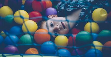 Niño jugando en un piscina de bolas