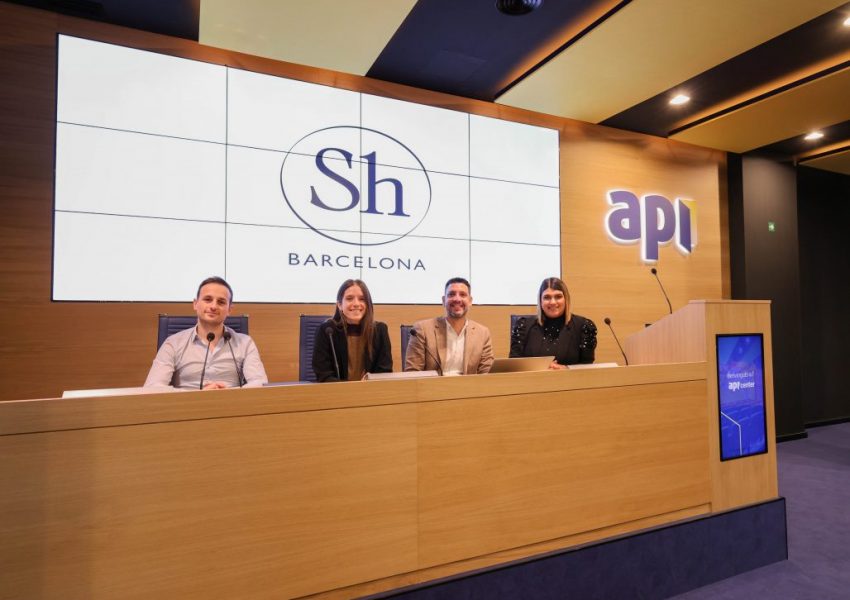 El equipo de ShBarcelona en la tribuna del auditorio de Apialia Center