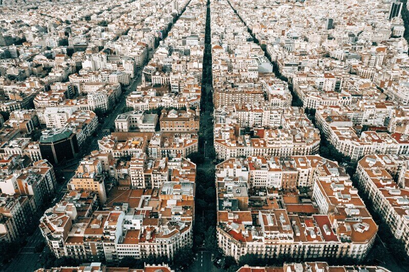 Foto aérea del distrito del Eixample de Barcelona, con sus típicas manzanas de edificios.